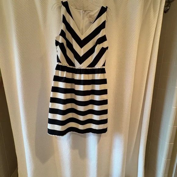 LOFT Black and White Chevron Mini Dress size 2 - Picture 5 of 7